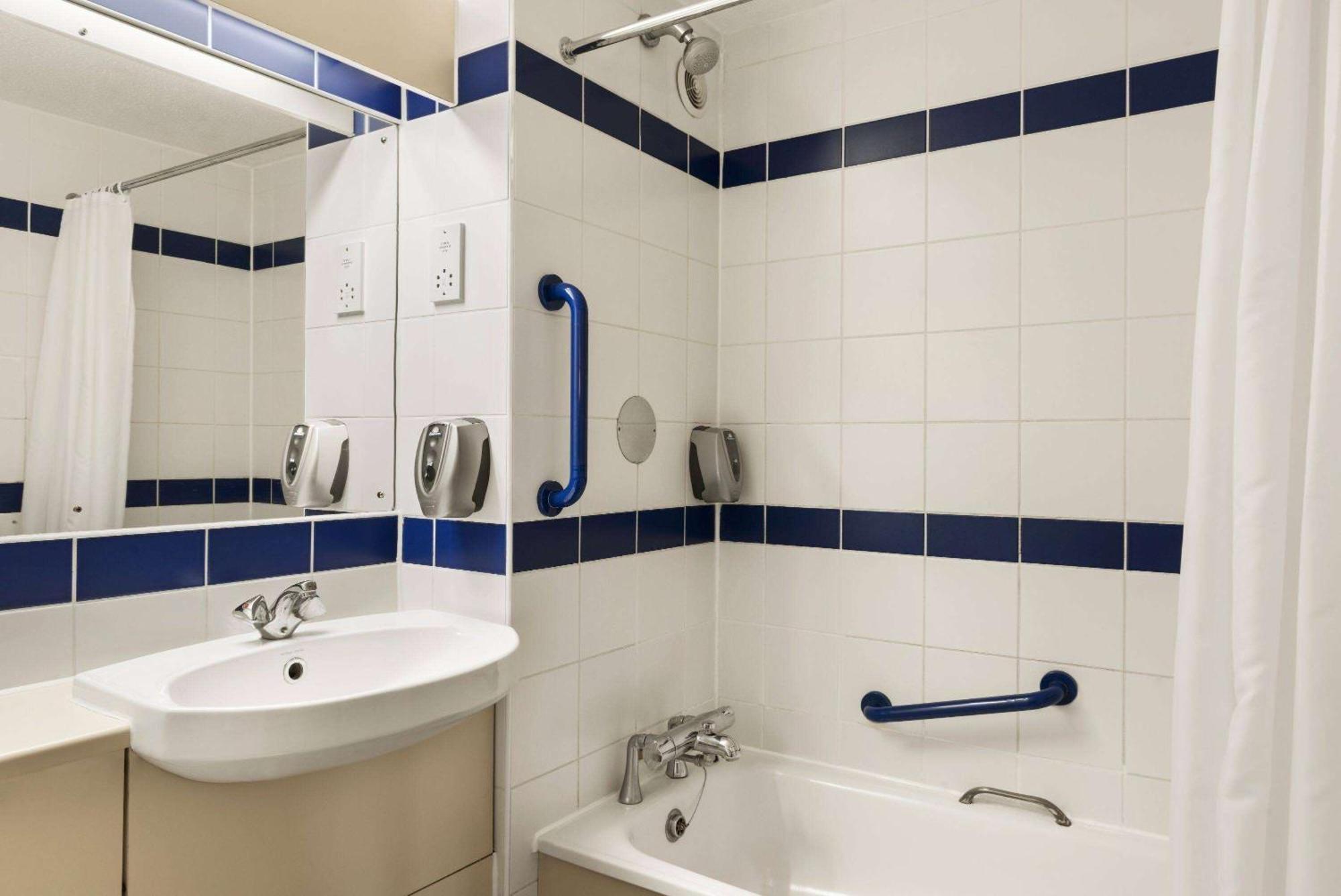 Days Inn Sutton Scotney North Zewnętrze zdjęcie